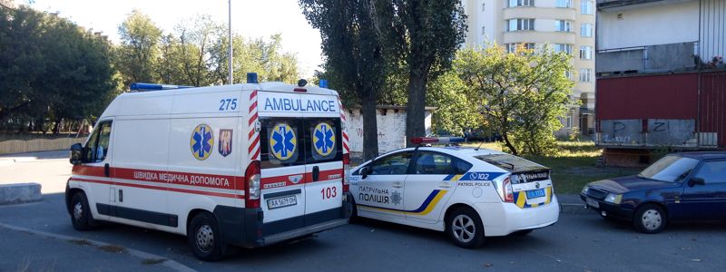 В Киеве под балконом многоэтажки нашли труп, завернутый в одеяло