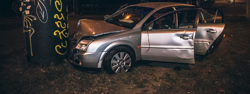 В Киеве на проспекте Победы Opel на "евробляхах" влетел в билборд