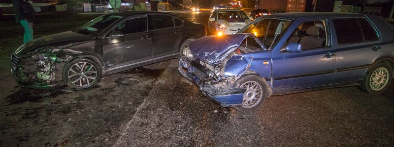 В Киеве на Большой Окружной произошло лобовое столкновение двух Volkswagen