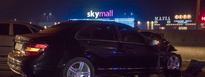 В Киеве на проспекте Ватутина Mercedes влетел в маршрутку с пассажирами