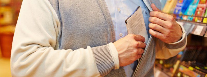 В Киеве мужчина украл сыр и шоколадки и спрятался под прилавок