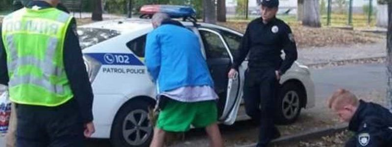 В Киеве мужчина гонялся за девочками с ножом и молотком: подробности