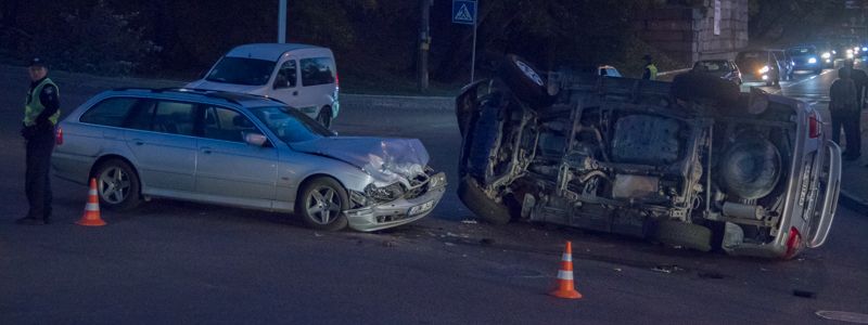В Киеве BMW на перекрестке перевернул Land Сruiser