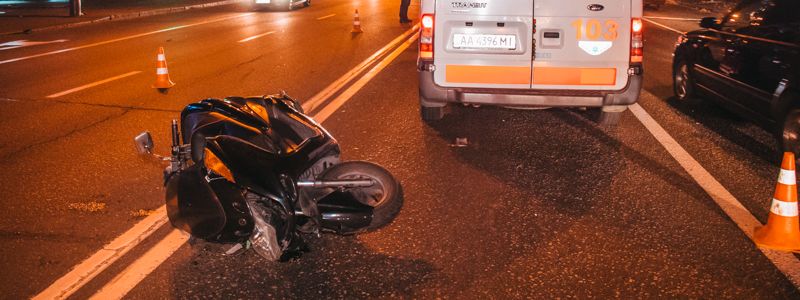 В Киеве на Лобановского мотоциклист влетел в Honda: пилота забрала "скорая"
