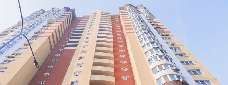 Последние секунды жизни: появилось видео падения мужчины на Харьковском шоссе в Киеве