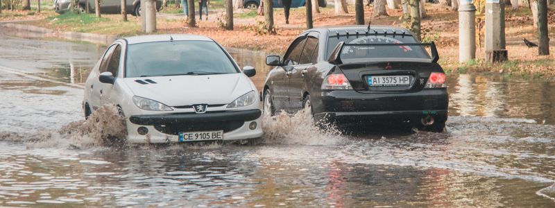 В Киеве на Теремках вместо кранов кипяток потек по дорогам