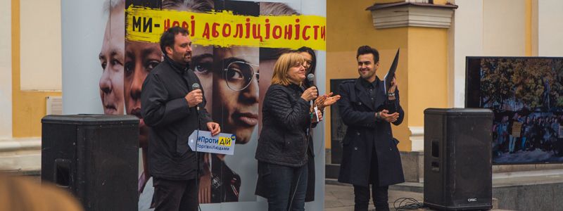 В центре Киева собрались люди в черном с зонтами в руках