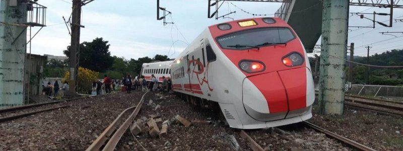 Прощание с Мариной Поплавской, смертельная авария на Тайване и нападение на посольство Канады: ТОП новостей дня