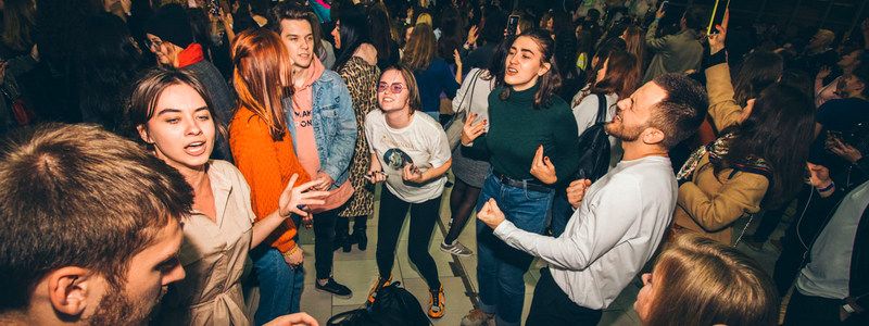 Люди в черном на Майдане, марш трансгендеров и смертельное ДТП с Dizel Show: неделя в фотографиях