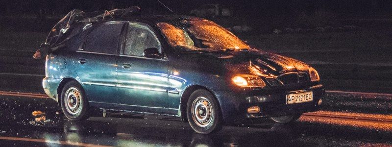 В Киеве на Братиславской мужчина перебегал дорогу и погиб на крыше Lanos