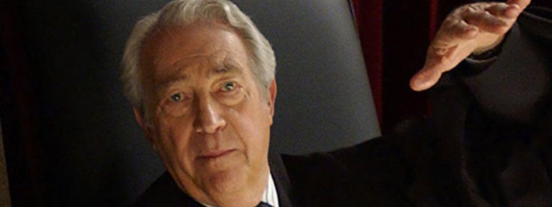 Штраф Apple и Samsung, смерть актера из "Полтергейста" и оплата проезда мусором в Стамбуле: ТОП новостей дня