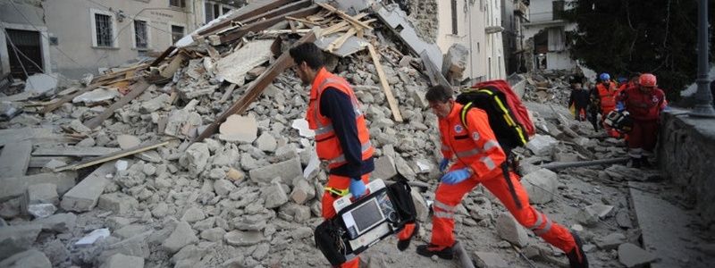 Землетрясение в Греции, переход на зимнее время и смерть королевской собаки: ТОП новостей дня