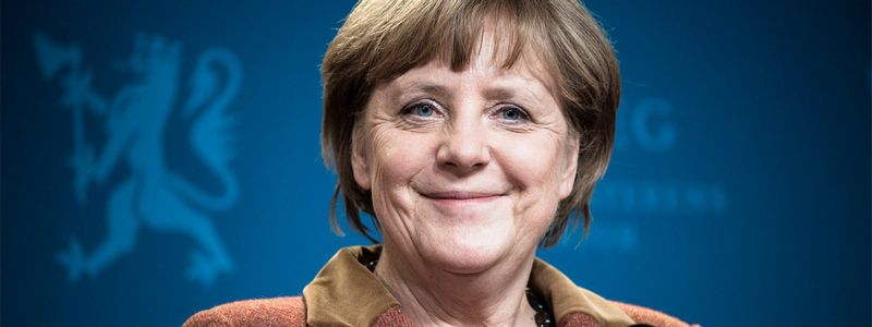 Крушение самолета в Индонезии, уход Меркель с поста канцлера и нападение цирковой львицы на ребенка: ТОП новостей дня