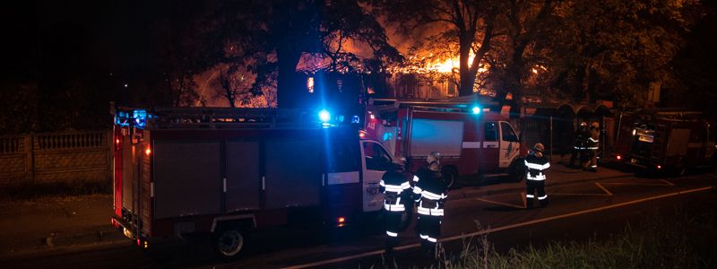 В Киеве на проспекте Науки горела СТО: уничтожено 3 машины и хостел