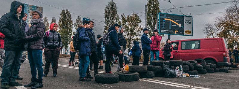 Жильцы двух домов без света на Харьковском шоссе разблокировали проезд для общественного транспорта