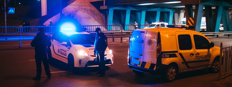 В Киеве на Левобережной "минировали" мост: из-за брошенной машины движение закрыли на четыре часа