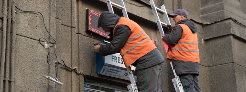 Как в Киеве улицу Ярославов Вал очищали от назойливой рекламы