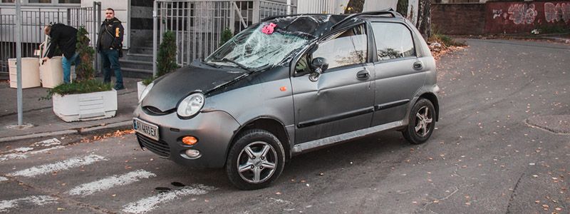 В Киеве на Лобановского двое парней под наркотиками перевернулись на Chery