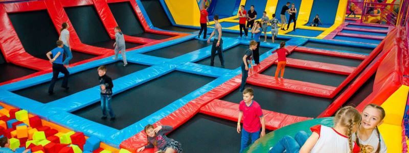 В Киеве мужа звезды "Слуги народа" на инвалидной коляске не пустили в детский центр Fly Park