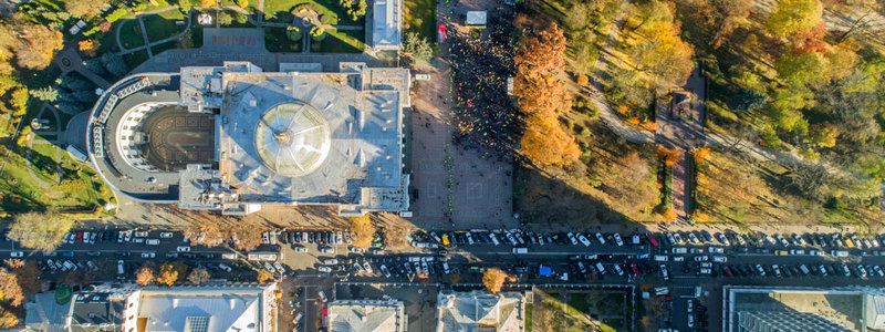 Массовые митинги под ВР, загадочные туманы в Киеве и сожжение авто в знак протеста: неделя в фотографиях