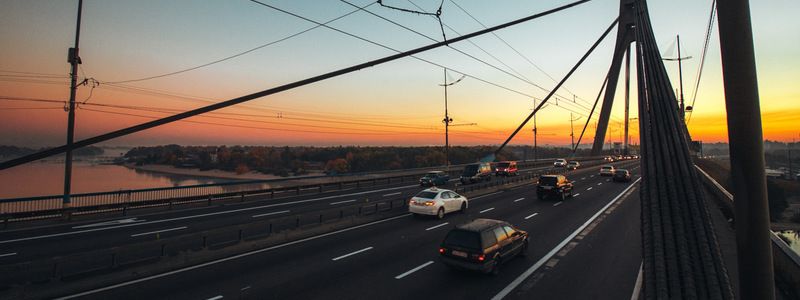 Жителей Киева призывают не ездить по мостам: узнай, почему