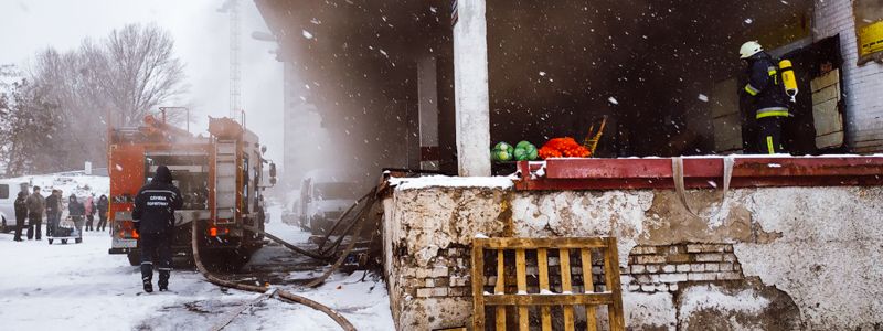В Киеве на Куреневке горит овощной склад: подробности