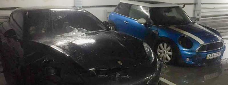 В центре Киева горящий MINI Cooper поджег Porsche Panamera