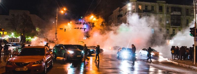 Первый снег, бал вампиров и молебен о жертвах ДТП: неделя в фото