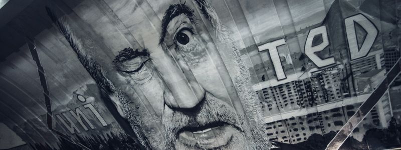 Что "рассказывает" Богдан Ступка пассажирам на станции метро "Осокорки" в Киеве