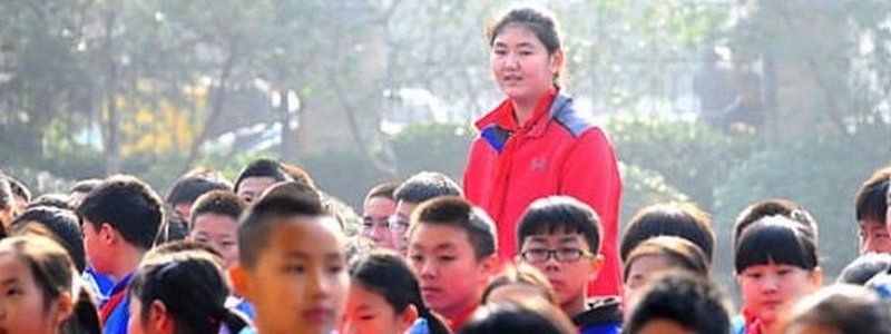 В Китае нашли двухметровую девочку, смерть самой старой монахини и возрождение украинской "дочки" Wizz Air: ТОП новостей дня