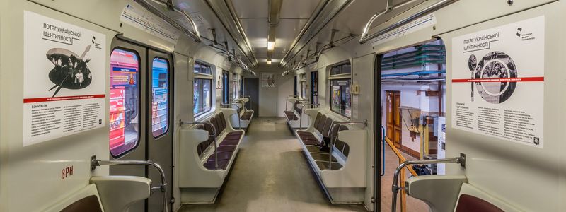 В метро Киева один из поездов сделали галереей: что показывают и где посмотреть