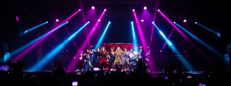 Магия поп-музыки: как в Киеве выступили группа Open Kids и фокусники Magic Five