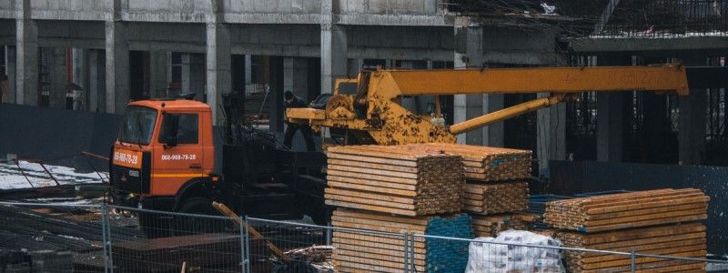 Никто не погиб: подробности падения крана на стройке в Киеве возле метро "Славутич"