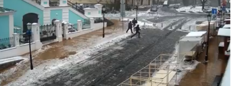 В Киеве Андреевскую церковь забросали коктейлями Молотова: видео момента преступления