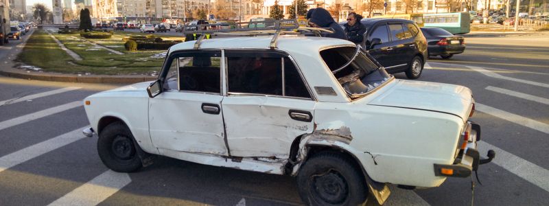 В Киеве возле ТРЦ "Украина" ВАЗ столкнулся с KIA и лег набок