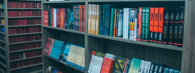 Книжная полка осени: что интересного почитать из новинок