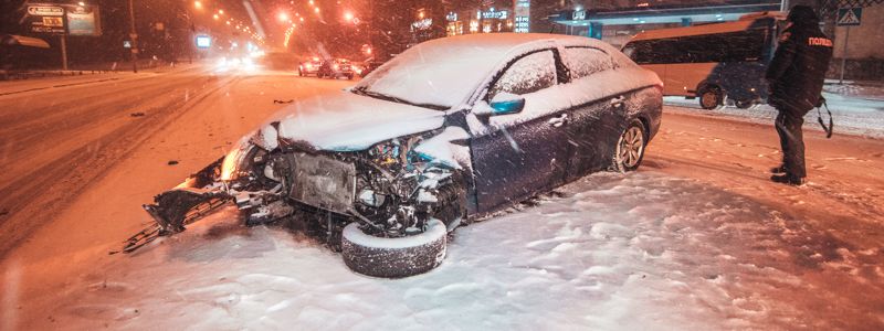 В Киеве на Лобановского Citroen вылетел на встречную полосу и столкнулся с Skoda