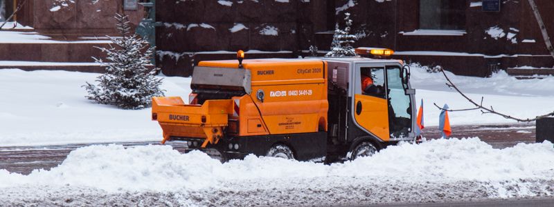 Киев завалило снегом: как в столице убирают последствия непогоды