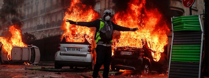 Протесты во Франции, землетрясение на Аляске и смерть Джорджа Буша-старшего: ТОП новостей дня