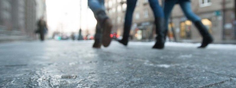 В Киеве дороги и тротуары покрылись льдом: как передвигаться по скользким улицам