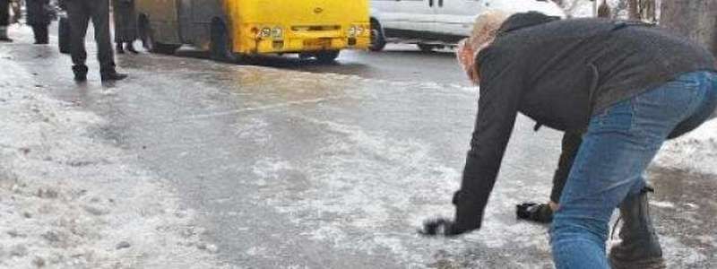 В Киеве ожидается снег, дождь и гололед: как вести себя водителям и пешеходам на скользких дорогах