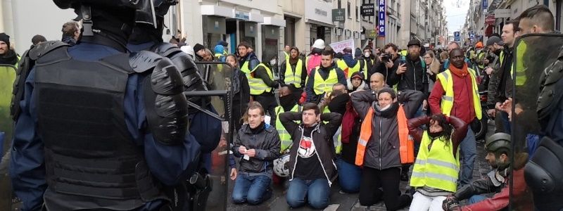 Разноцветный снег в Украине, массовое задержание "желтых жилетов" в Париже и смертельный рэп-концерт в Италии: ТОП новостей дня