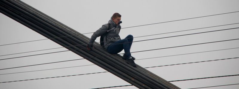 Подростки на вершине Северного моста, украшение главной елки страны и новый мурал в Киеве: неделя в фото