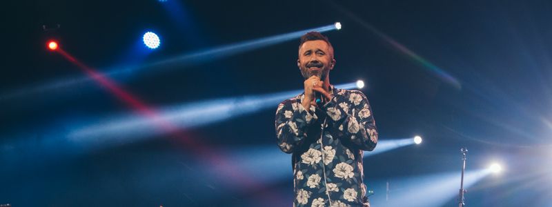 В пижаме, босиком и с сумасшедшими танцами: как в Киеве прошел концерт Сергея Бабкина