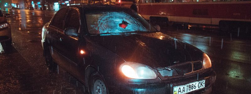 В Киеве возле Дарницкого вокзала водитель Daewoo сбил пешехода и провез его на крыше несколько десятков метров