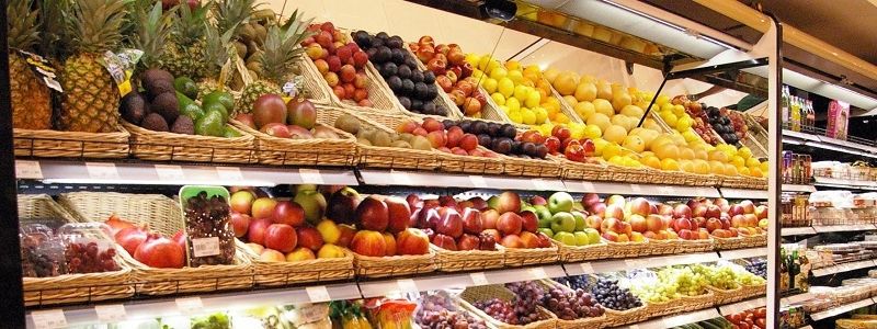 Просрочена продукція у супермаркетах: як купити товар за "новорічною" знижкою та не потрапити до лікарні