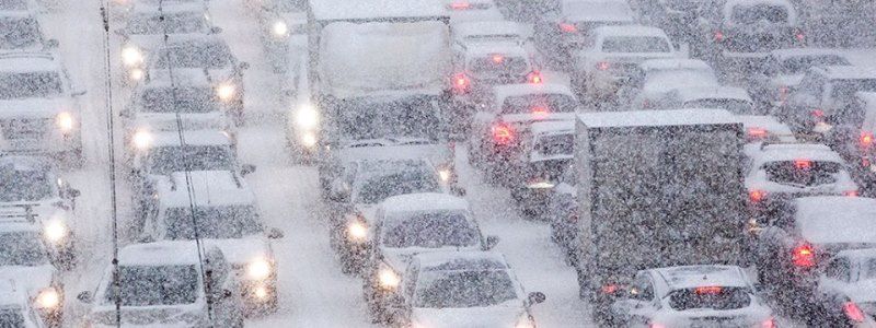 Киев засыпало снегом: как работают аэропорты, транспорт и где сейчас пробки