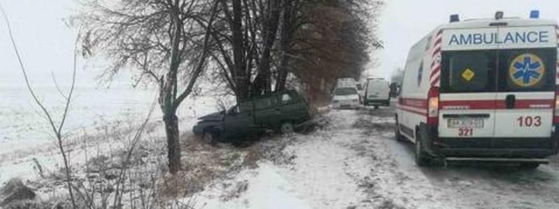Под Киевом водитель на ВАЗ влетел в дерево и погиб