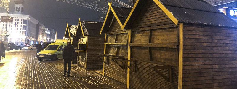 В Киеве на Крещатике начали устанавливать праздничную ярмарку