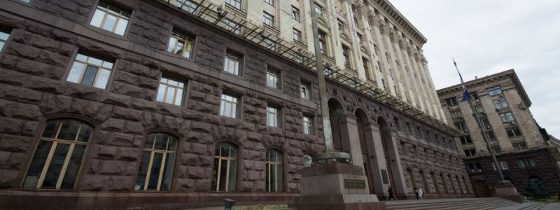 Стало известно, почему и кто разбил окно в мэрии Киева